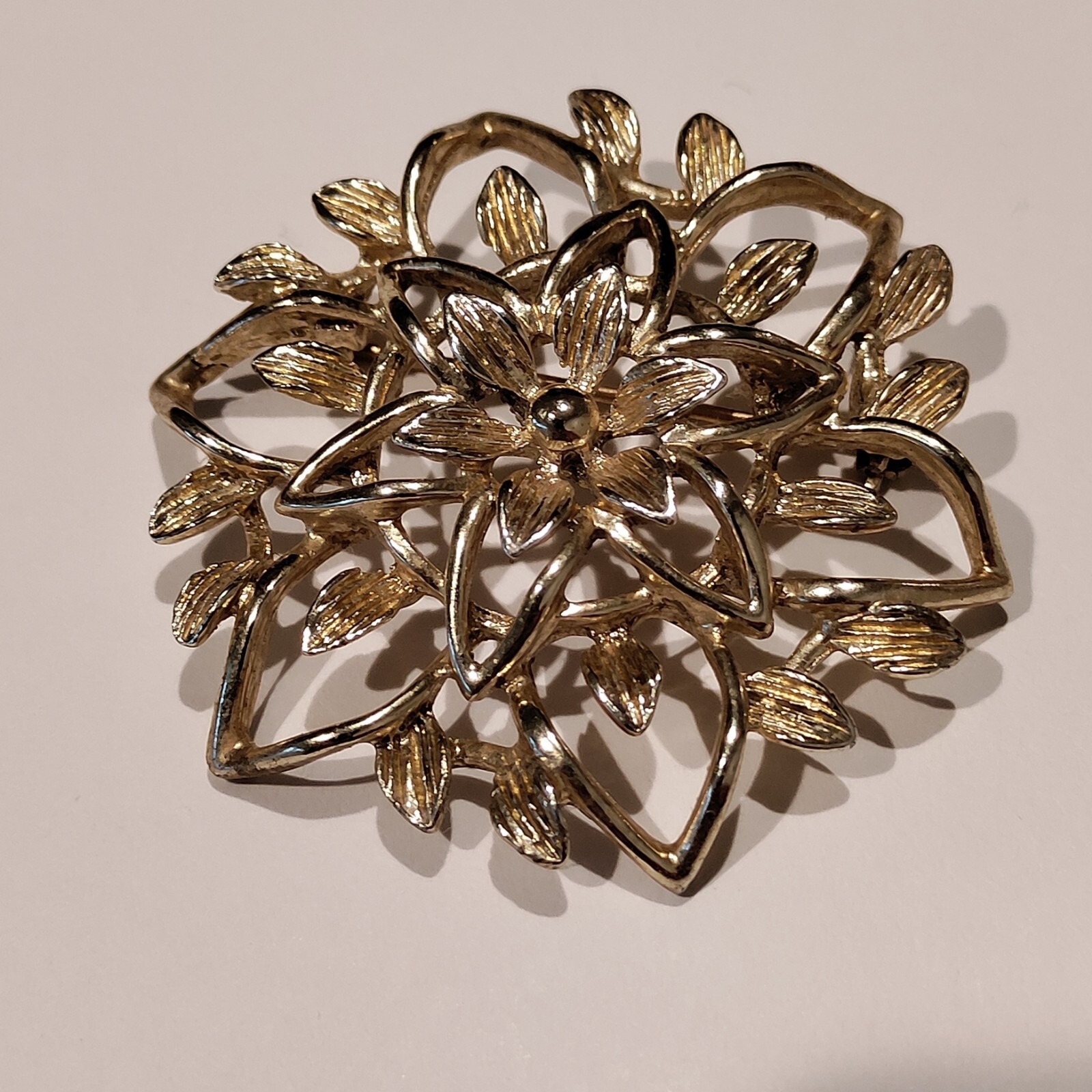 Vintage Sarah Coventry Flower Brooch Gold Tone Pin Sarah Cov Pretty Shiny Metal 9$